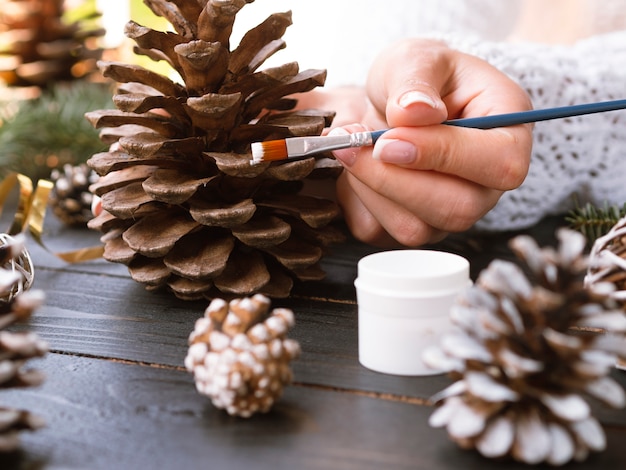 Femme, peinture, pomme pin, à, peinture blanche