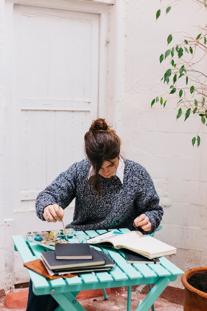 Femme, peinture, table