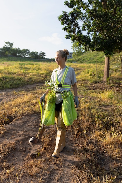 Femme avec pelle sur la campagne