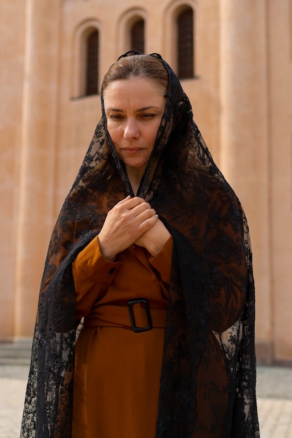 Photo gratuite femme pendant le pèlerinage religieux à l'église