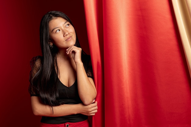 Photo gratuite femme en pensée pose au nouvel an chinois