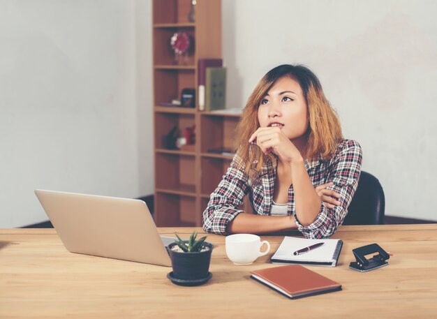 Femme penser au travail