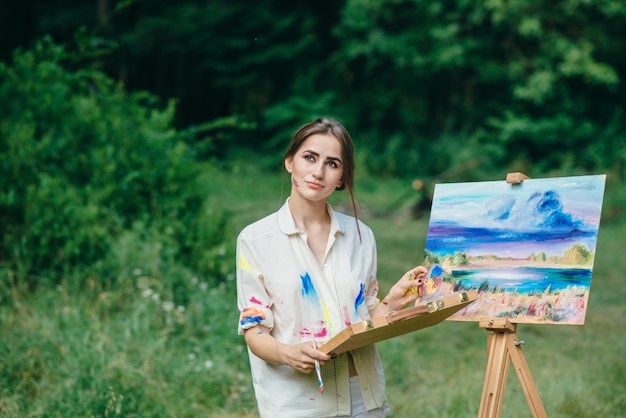 femme Pensive avec une boîte de peintures