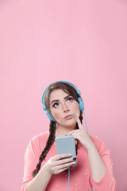 Femme pensive avec un casque et copie espace