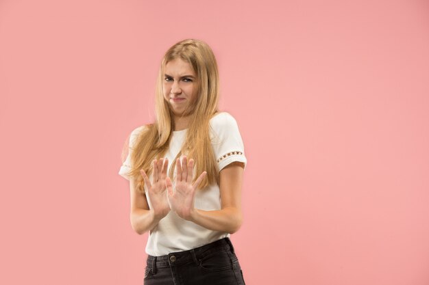 Femme pensive douteuse avec une expression réfléchie faisant un choix contre quelque chose