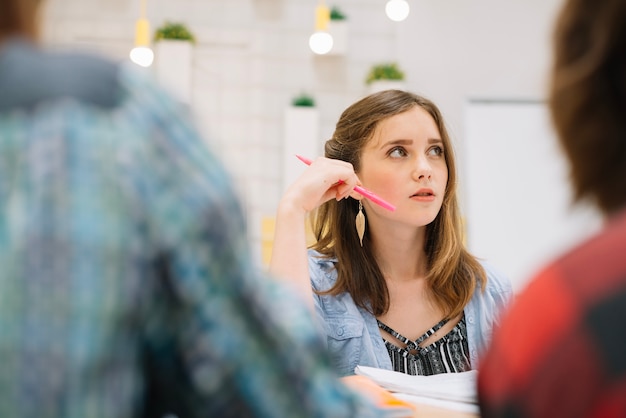 Photo gratuite femme pensive avec des études