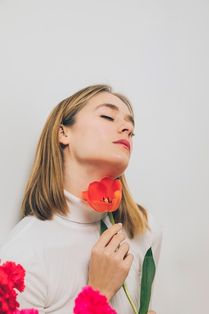 Photo gratuite femme pensive à la fleur de tulipe