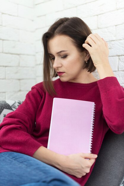 femme pensive avec un livre