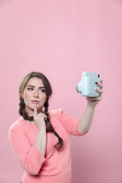 Femme pensive prenant un selfie sur smartphone