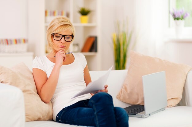 Femme pensive travaillant à la maison