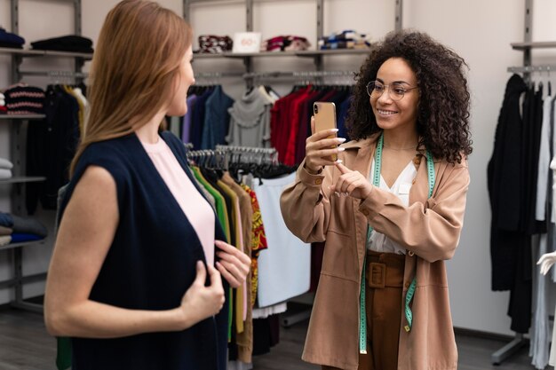 Femme personal shopper prendre des photos de cutomer