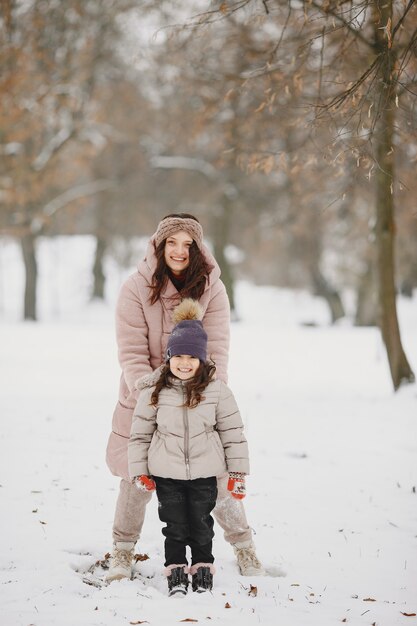 Femme et petite fille dans un parc