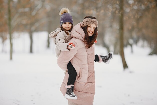 Femme et petite fille dans un parc