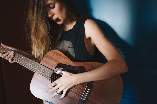 Femme Avec Pick Jouer De La Guitare