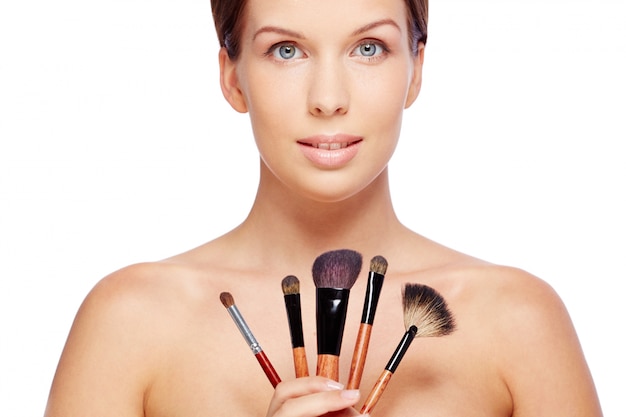 Photo gratuite femme avec pinceaux de maquillage