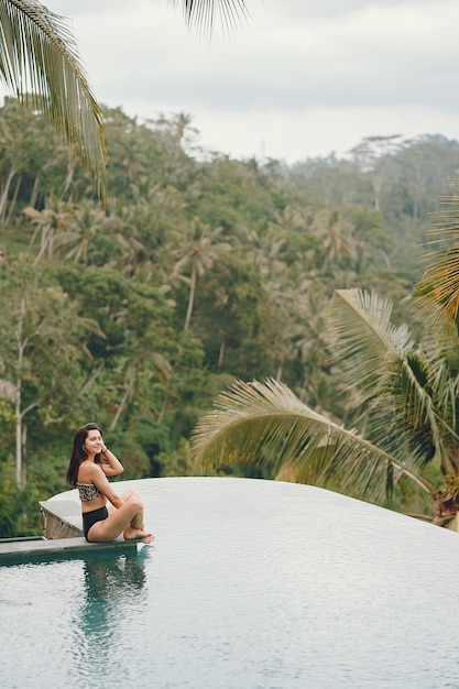 Femme, piscine, jungle, vue