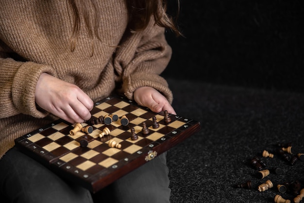 Photo gratuite femme plaçant des pièces d'échecs sur un espace de copie d'échiquier