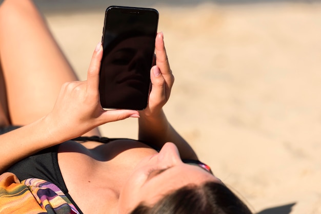 Femme, plage, tenue, smartphone