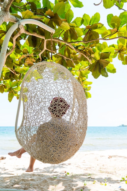 Femme sur une plage tropicale