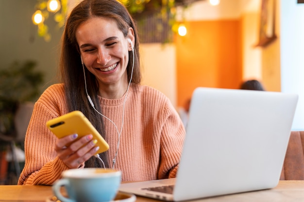 Femme de plan moyen avec des appareils