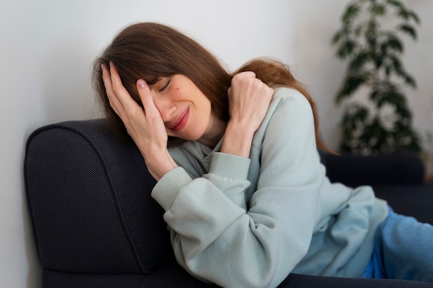 Photo gratuite femme de plan moyen avec une faible estime de soi