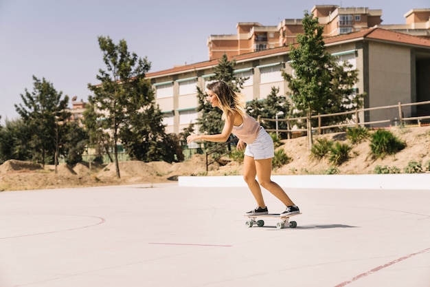 Femme sur une planche à roulettes