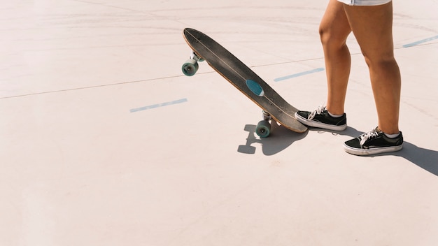 Femme et planche à roulettes