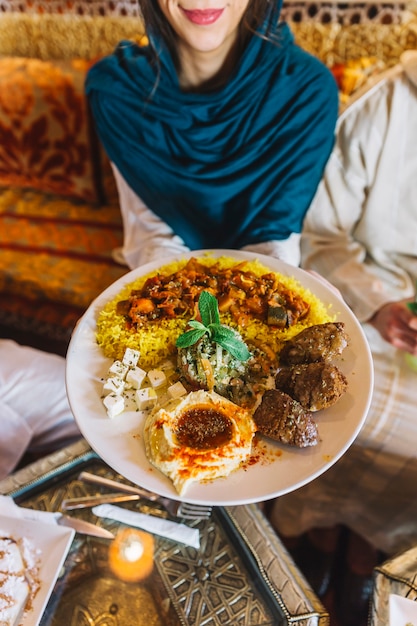 Femme et plat arabe au restaurant
