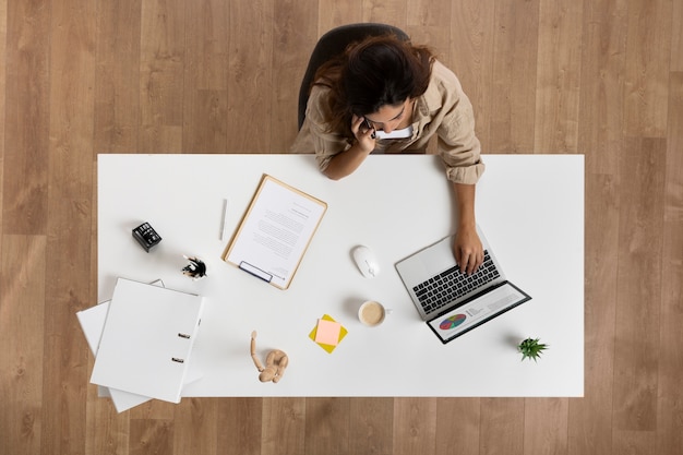 Photo gratuite femme à plat travaillant au bureau