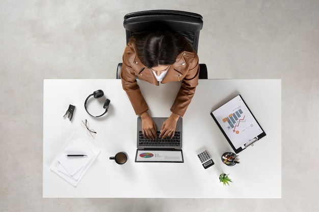 Femme à plat travaillant au bureau