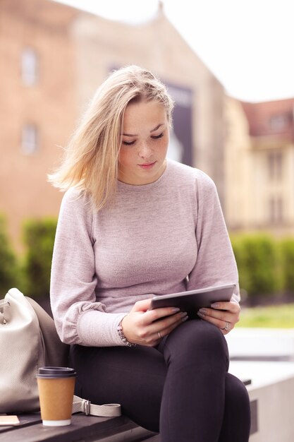 Femme en plein air