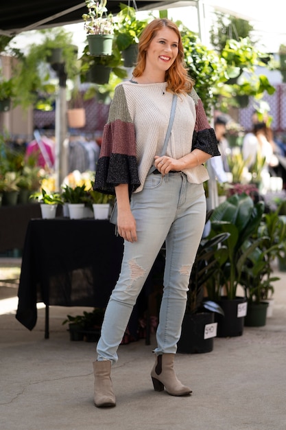 Photo gratuite femme plein coup au marché aux puces des états-unis