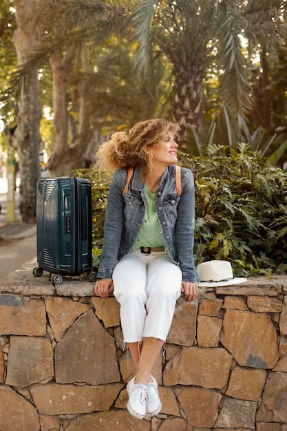 Femme plein coup avec bagages