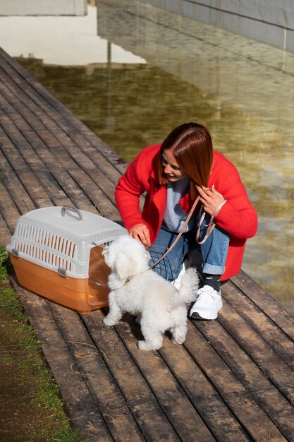 Photo gratuite femme plein coup avec cage pour animaux de compagnie