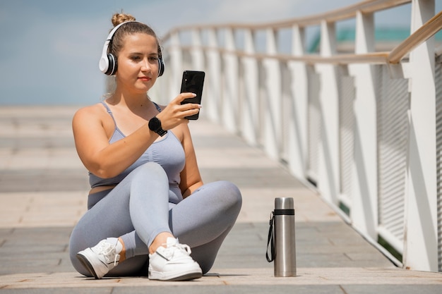 Femme plein coup avec un casque