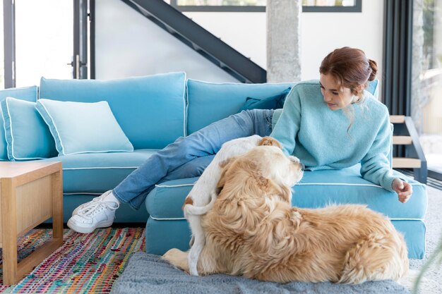 Femme plein coup avec chien mignon à l'intérieur