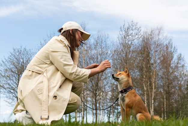 Femme plein coup avec chien shiba inu