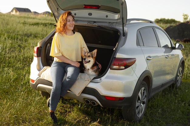 Femme de plein coup avec chien