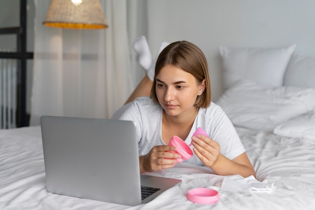 Photo gratuite femme plein coup avec des coupes menstruelles