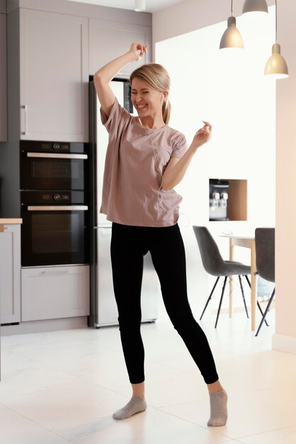 Femme plein coup dansant à la maison