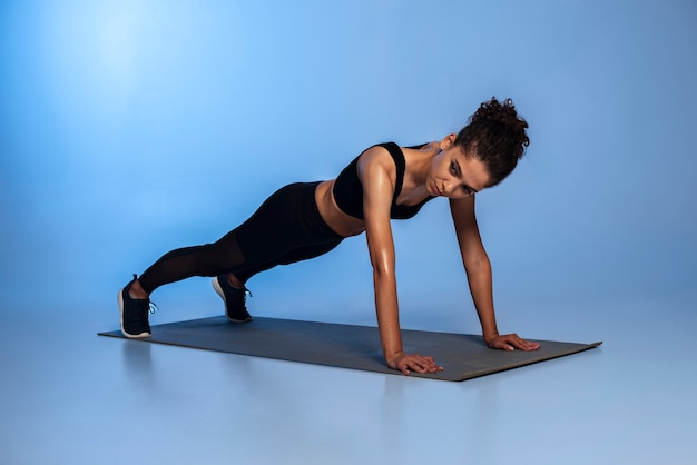 Femme de plein coup exerçant