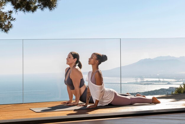 Femme plein coup faisant du yoga avec le professeur