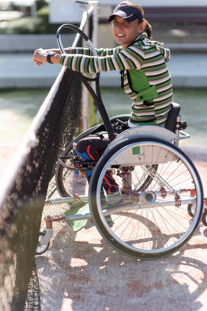 Femme plein coup en fauteuil roulant