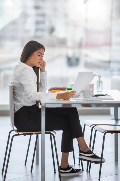 Femme de plein coup parlant au téléphone