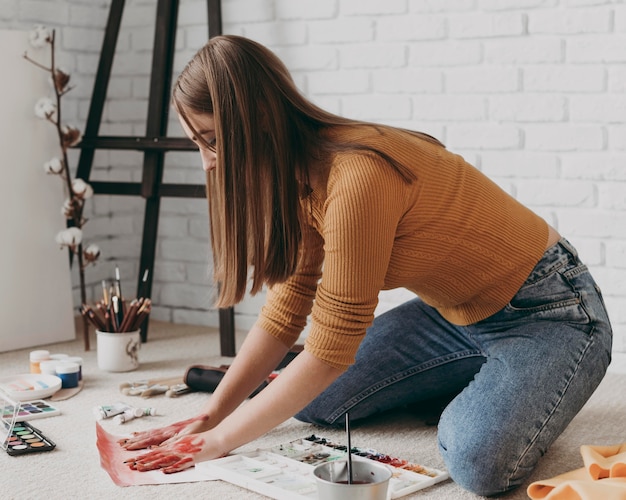 Femme plein coup de peinture avec les mains