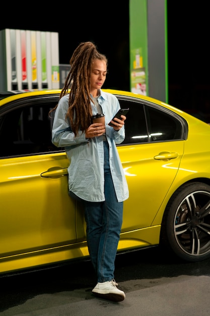 Femme plein coup à la station-service