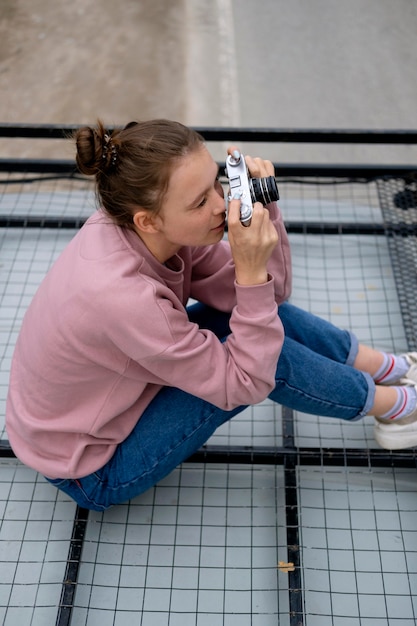 Femme pleine de coups avec appareil photo