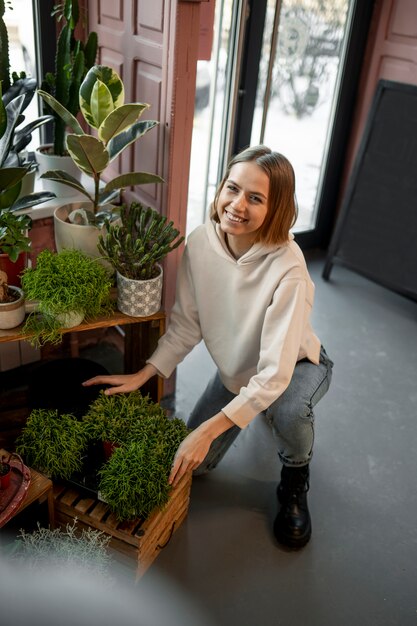 Femme pleine de coups au magasin de fleurs