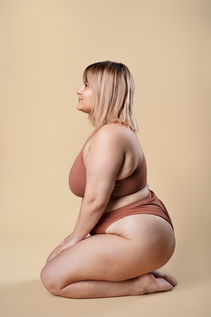 Photo gratuit femme pleine de coups avec un beau corps