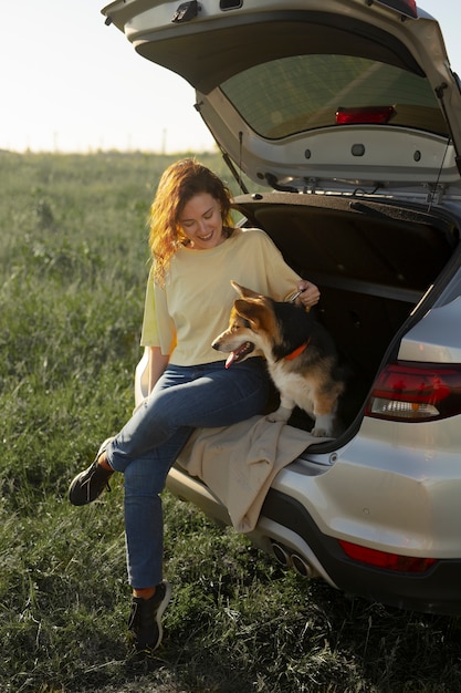 Photo gratuite femme pleine de coups avec un chien mignon